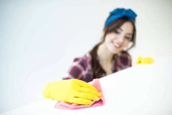 Žena čištění povrchu — Stock fotografie