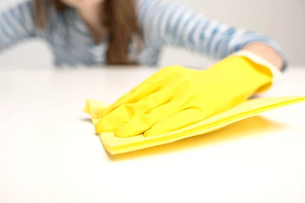 Woman cleaning surface — Stock Photo, Image