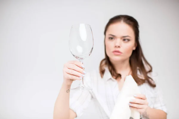 Mujer limpieza copa de vino — Foto de Stock