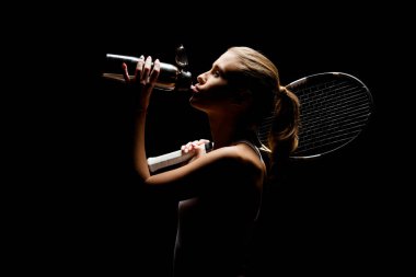 Şişe ile tenis oyuncusu