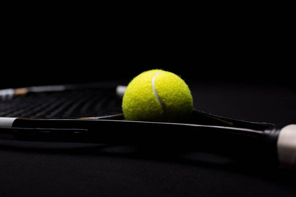 Теннисный мяч и ракетка
  
