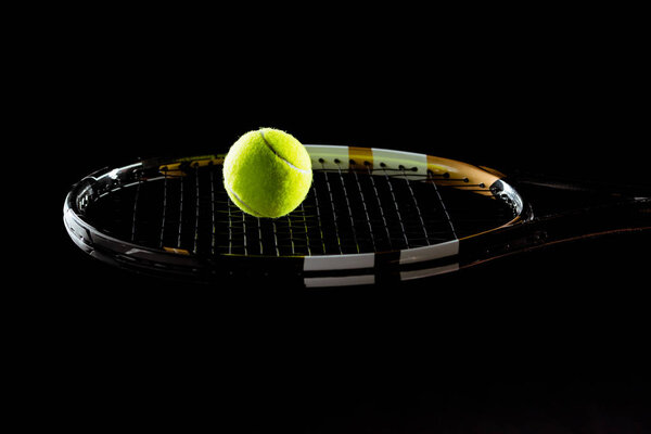 теннисный мяч и ракетка