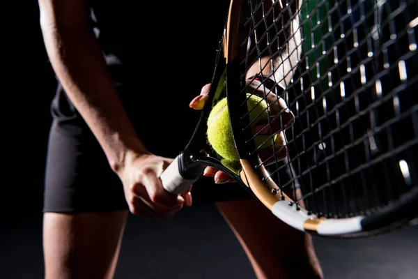 Mujer con raqueta de tenis y pelota — Foto de Stock