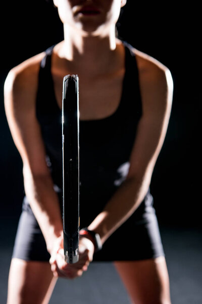 женщина с теннисной ракеткой