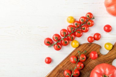 Domates ve kesme tahtası