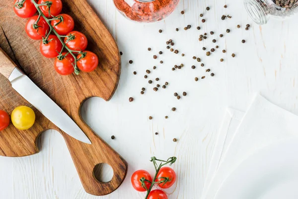 Tomatoes and cutting board — Stock Photo, Image