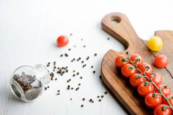 Tomates e tábua de corte — Fotografia de Stock