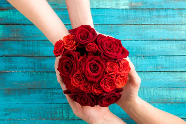 Hands holding bouquet — Stock Photo, Image