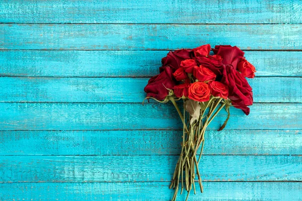 Buquê de rosas na mesa — Fotografia de Stock