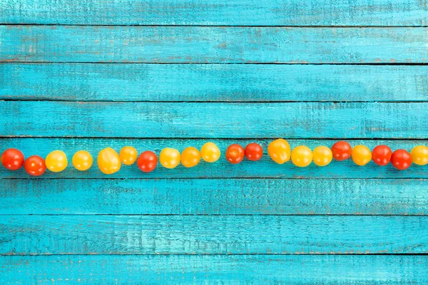 Tomates cereja frescos na mesa — Fotografia de Stock