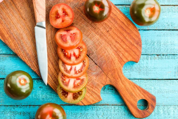 Свіжі помідори на дошці — стокове фото