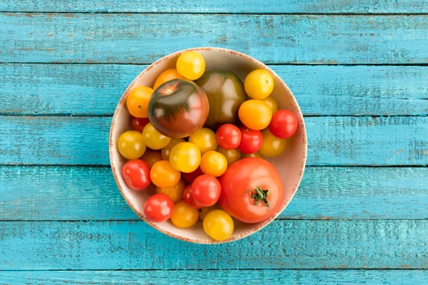 Tomatoes in bowl on table — Stock Photo, Image