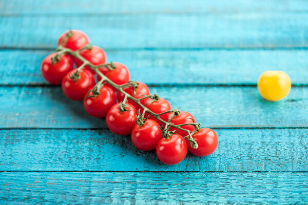 свежие черри-помидоры на столе
