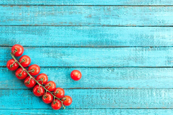 Verse kers-tomaten op tafel — Stockfoto