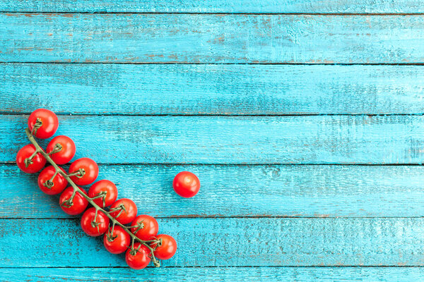 свежие черри-помидоры на столе
