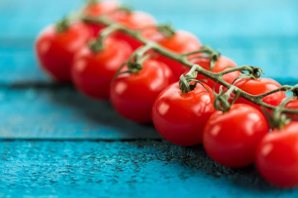 Tomates cereja frescos na mesa — Fotografia de Stock