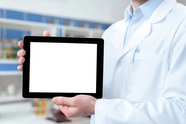 Lekarz z cyfrowy tablicowy — Zdjęcie stockowe