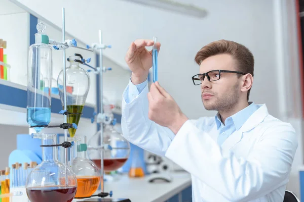 Cientista que trabalha em laboratório — Fotografia de Stock