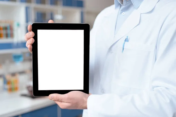 Доктор с цифровым планшетом — стоковое фото