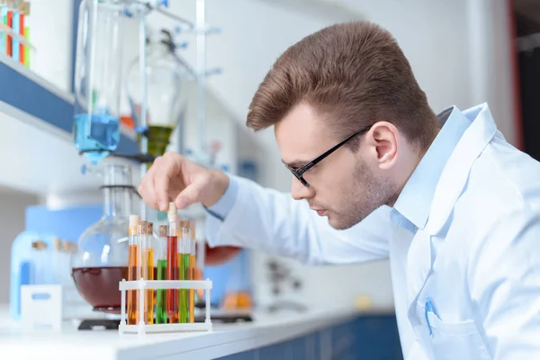 Científico trabajando en laboratorio — Foto de Stock