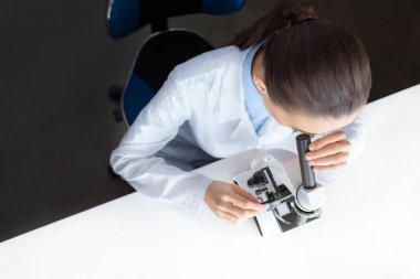 Mikroskopla çalışan bilim adamı