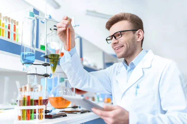 Científico trabajando en laboratorio — Foto de Stock