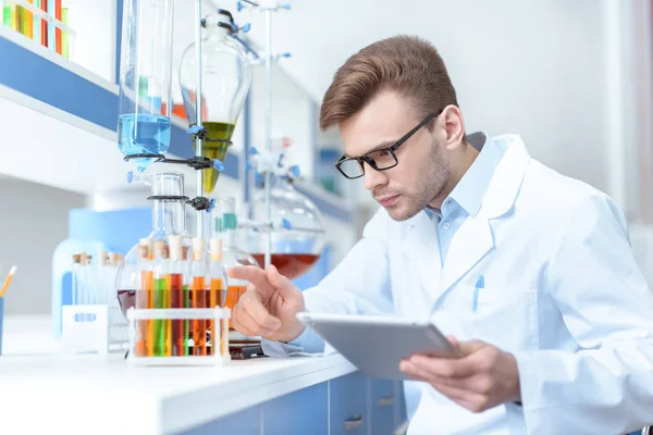 Cientista que trabalha em laboratório — Fotografia de Stock