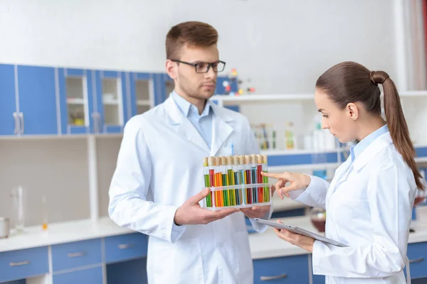 Químicos jóvenes en laboratorio — Foto de Stock