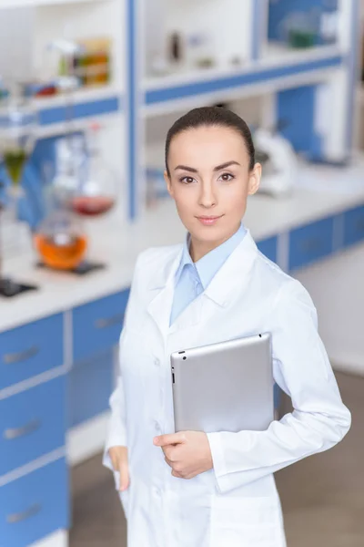 Mujer joven científica — Foto de Stock