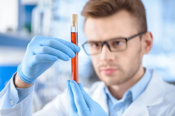 Cientista com tubo de laboratório — Fotografia de Stock