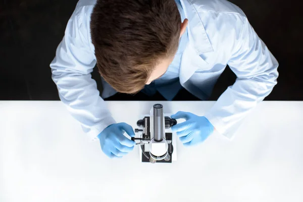 Científico trabajando con microscopio — Foto de Stock