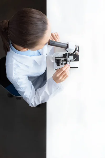 Científico trabajando con microscopio — Foto de Stock