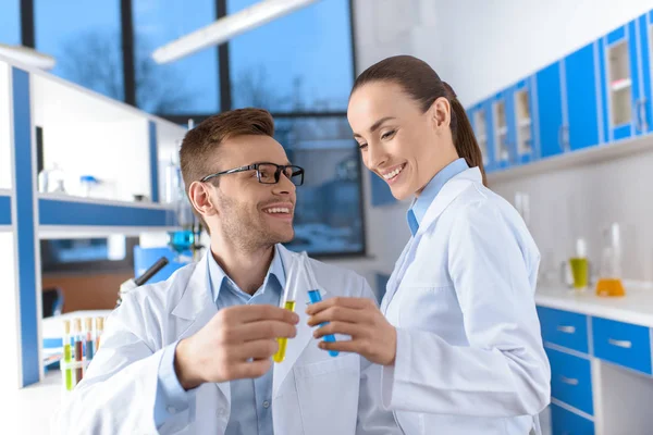 Cientistas segurando tubos de laboratório — Fotografia de Stock