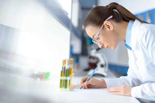 Scientist working in laboratory — Stock Photo, Image