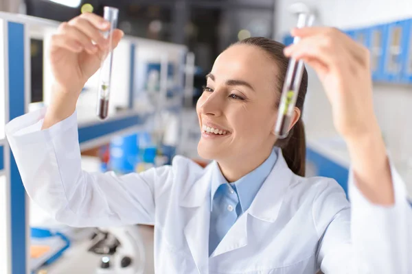 Cientista com tubos de laboratório — Fotografia de Stock