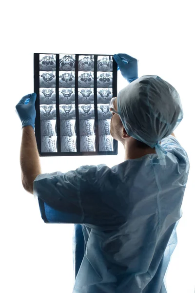 Surgeon examining x-ray image — Stock Photo, Image