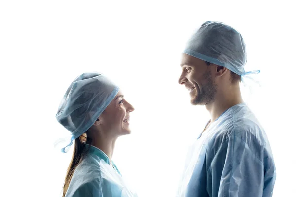 Jeunes chirurgiens souriants — Photo