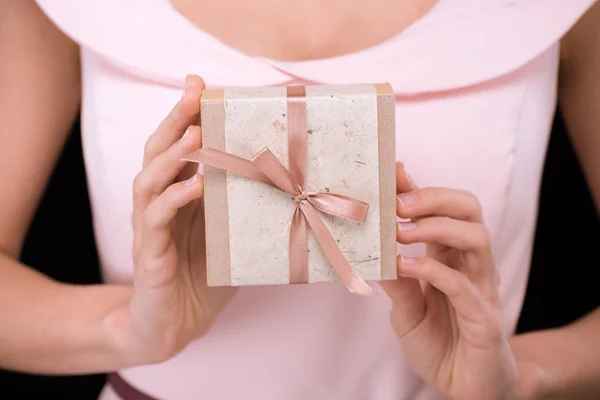 Woman holding gift box — Stock Photo, Image