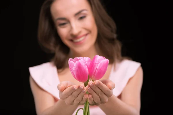 Молодая женщина с тюльпанами — стоковое фото