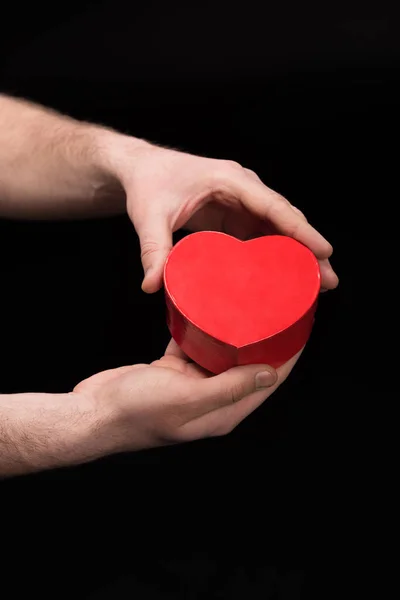 Hombre sosteniendo corazón — Foto de Stock