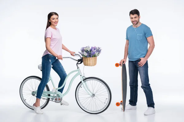 Couple avec skateboard et vélo — Photo