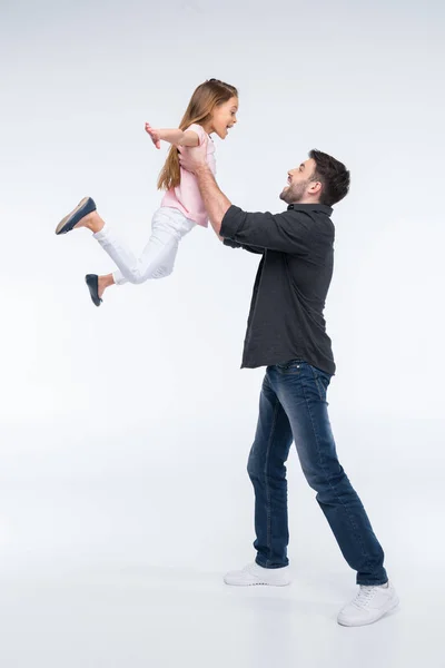 Padre jugando con su hija — Foto de Stock