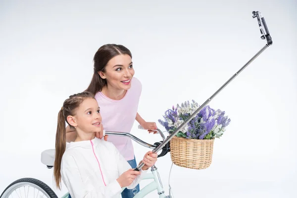 Familia haciendo selfie — Foto de Stock