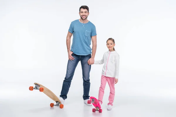 Padre e figlia con skateboard — Foto Stock