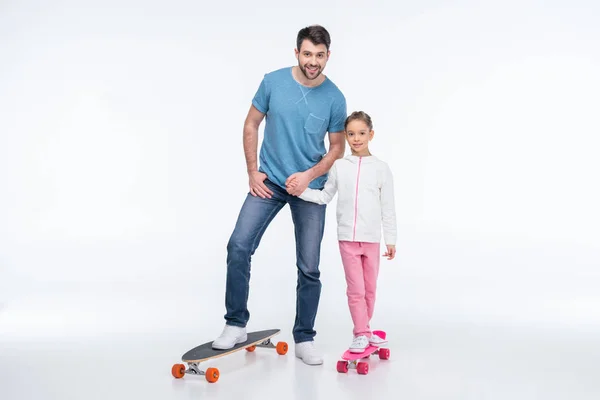 Pai e filha com skates — Fotografia de Stock