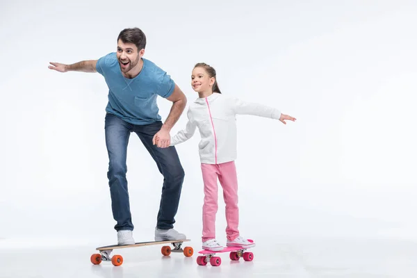 Vater und Tochter mit Skateboards — Stockfoto