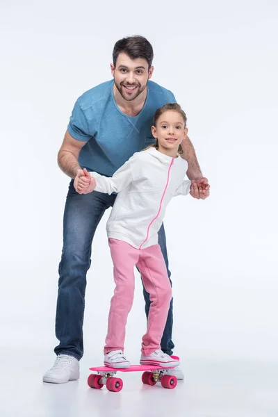 Padre e hija con monopatín — Foto de Stock