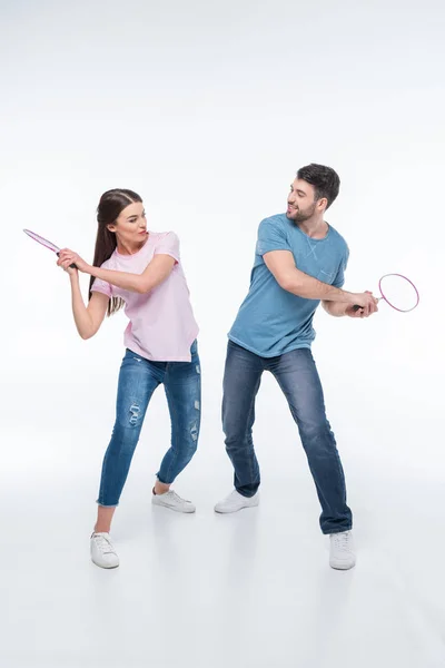 Couple avec raquettes de badminton — Photo