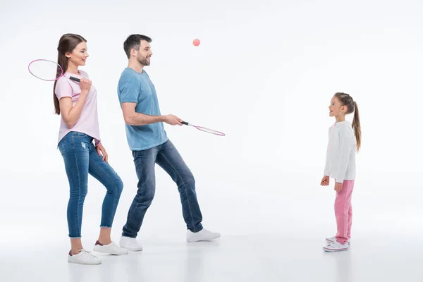 Jovem família com raquetes de badminton — Fotografia de Stock