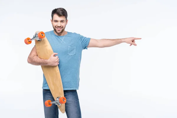 Junger Mann mit Skateboard — Stockfoto